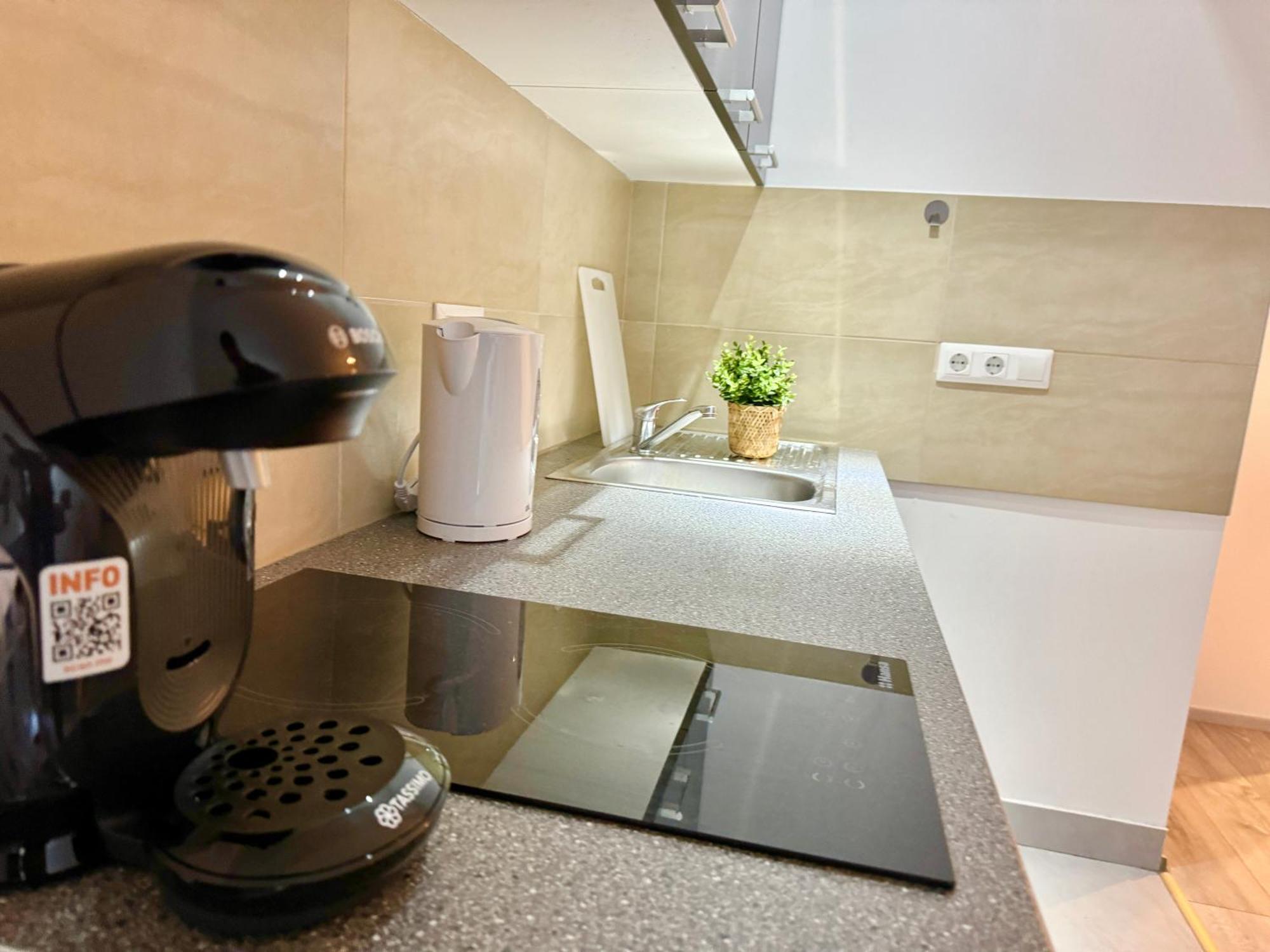 Stylish Schonbrunn Apartments With Free Parking เวียนนา ภายนอก รูปภาพ