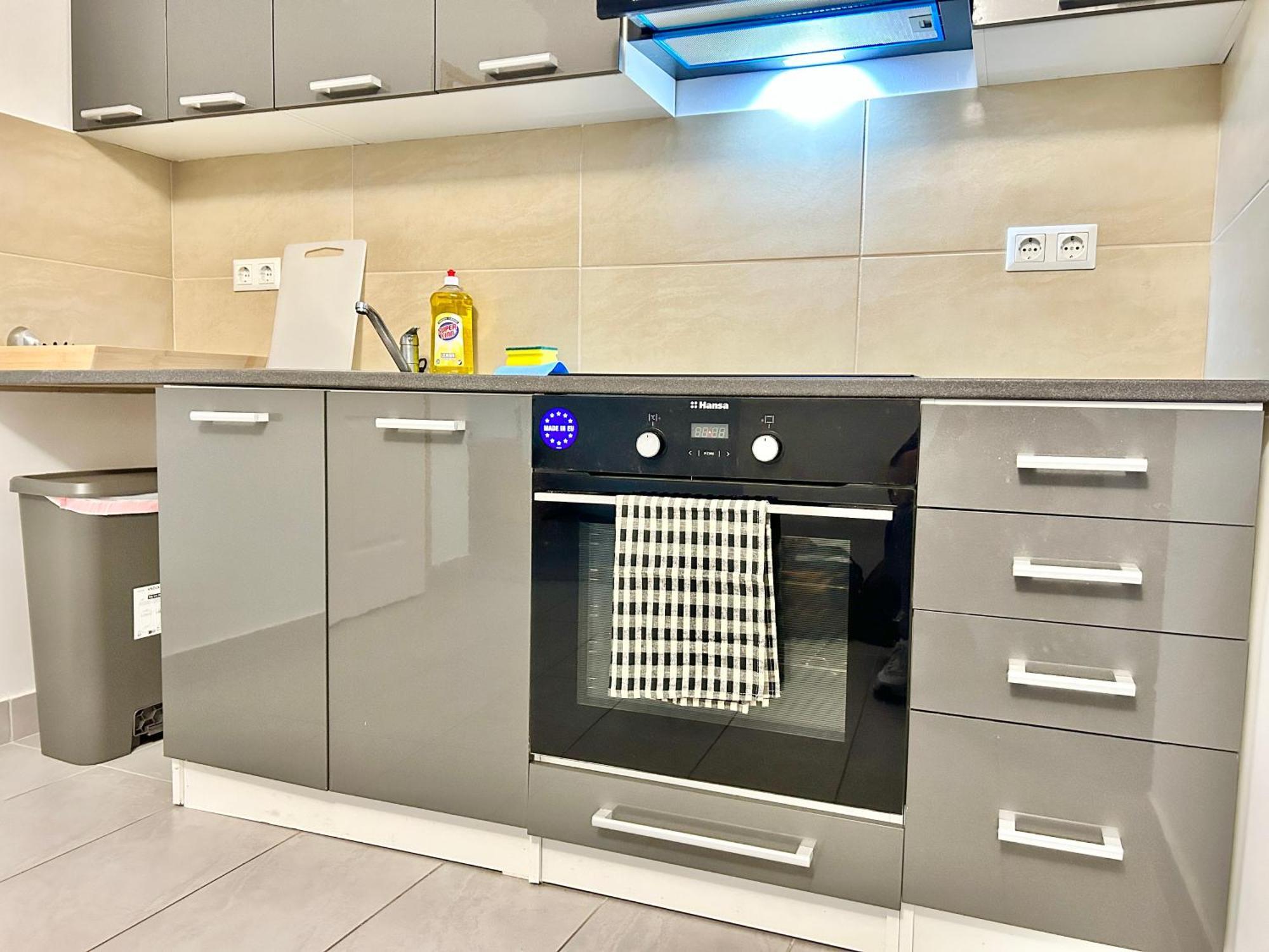 Stylish Schonbrunn Apartments With Free Parking เวียนนา ภายนอก รูปภาพ