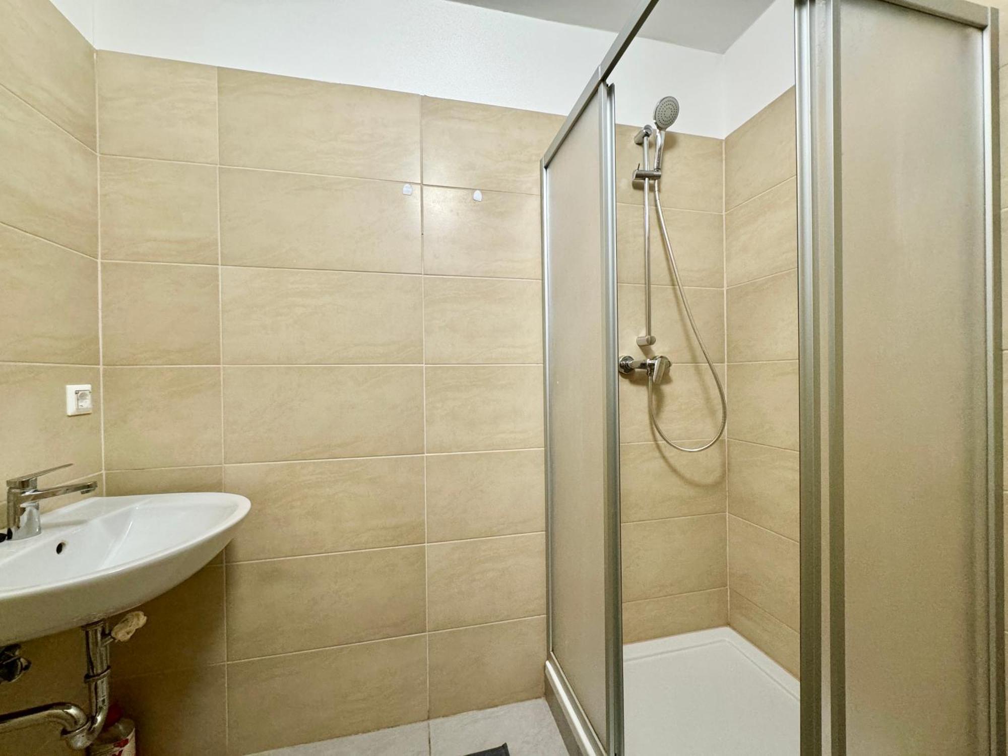 Stylish Schonbrunn Apartments With Free Parking เวียนนา ภายนอก รูปภาพ